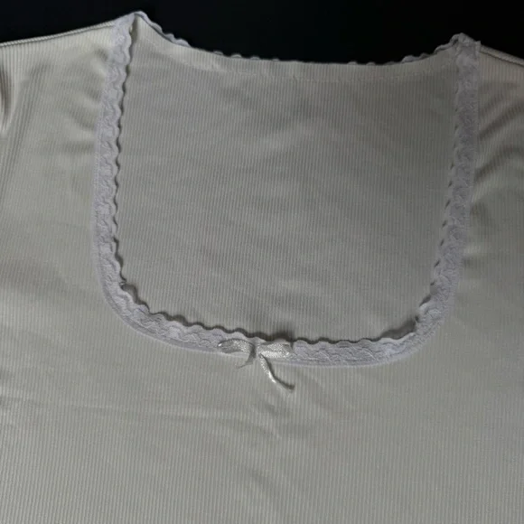 women's top - Picture 2 of 3